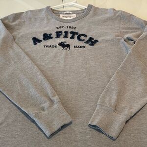 Abercrombie and Fitch crewneck sweatshirt
Size Kids 2XL muscle